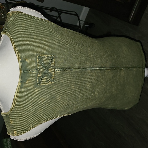 Zenana sz xl Green mineral washed ribbed tank top nwots. Functional snap buttons - Picture 3 of 4